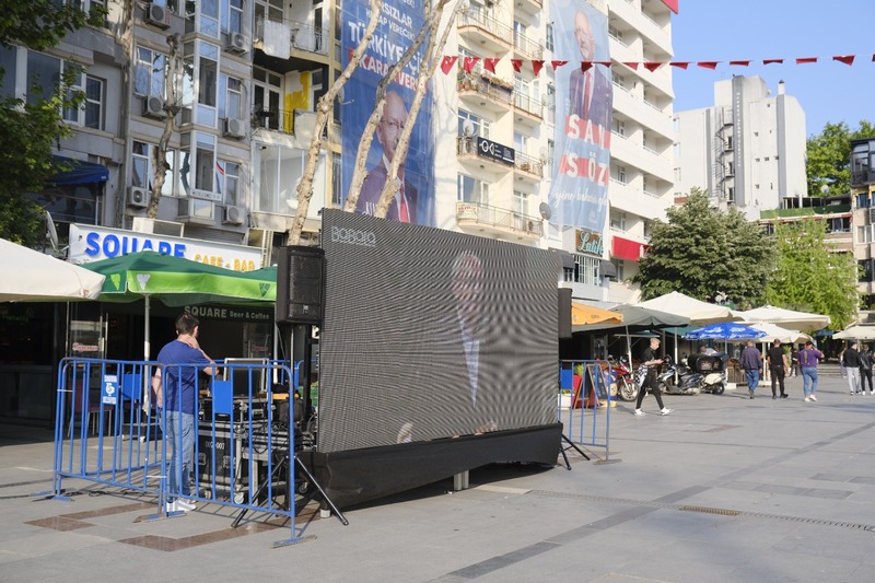 Cumhurbaşkanı Adayı Kemal Kılıçdaroğlu’nun Babala TV ile gerçekleştirdiği program, Cumhuriyet Meydanı’nda gösterildi.